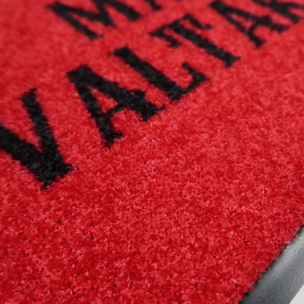 Personoitava punainen kynnysmatto omalla tekstillä