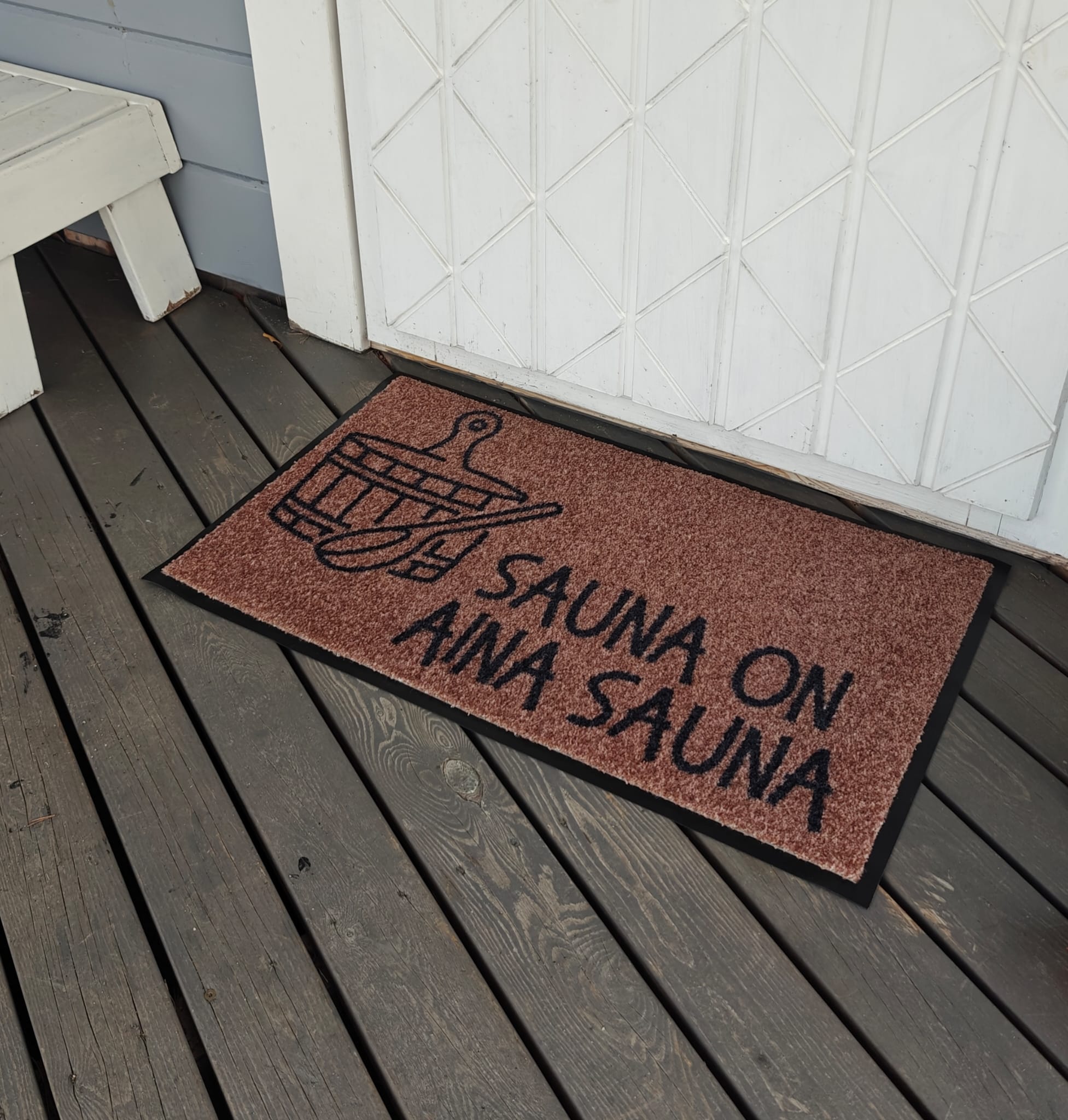 Ruskea saunan matto - "Sauna on aina sauna"