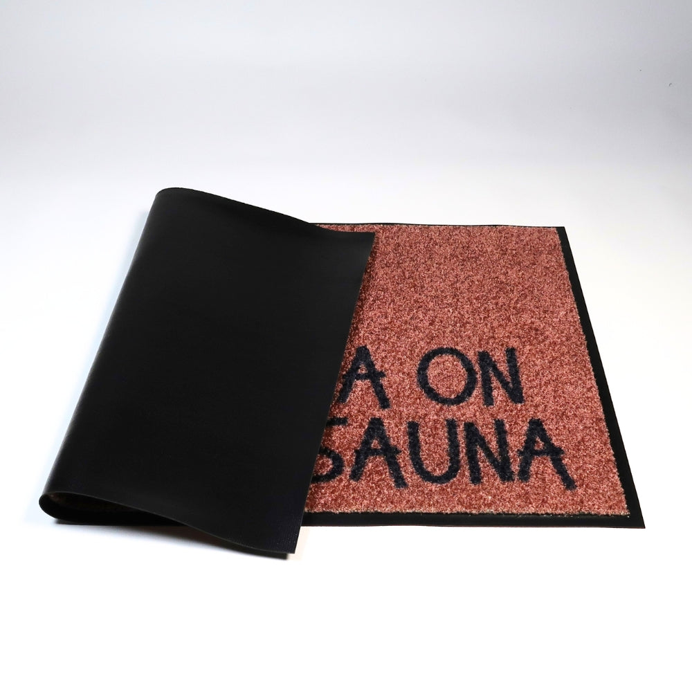 Ruskea saunan matto - "Sauna on aina sauna"