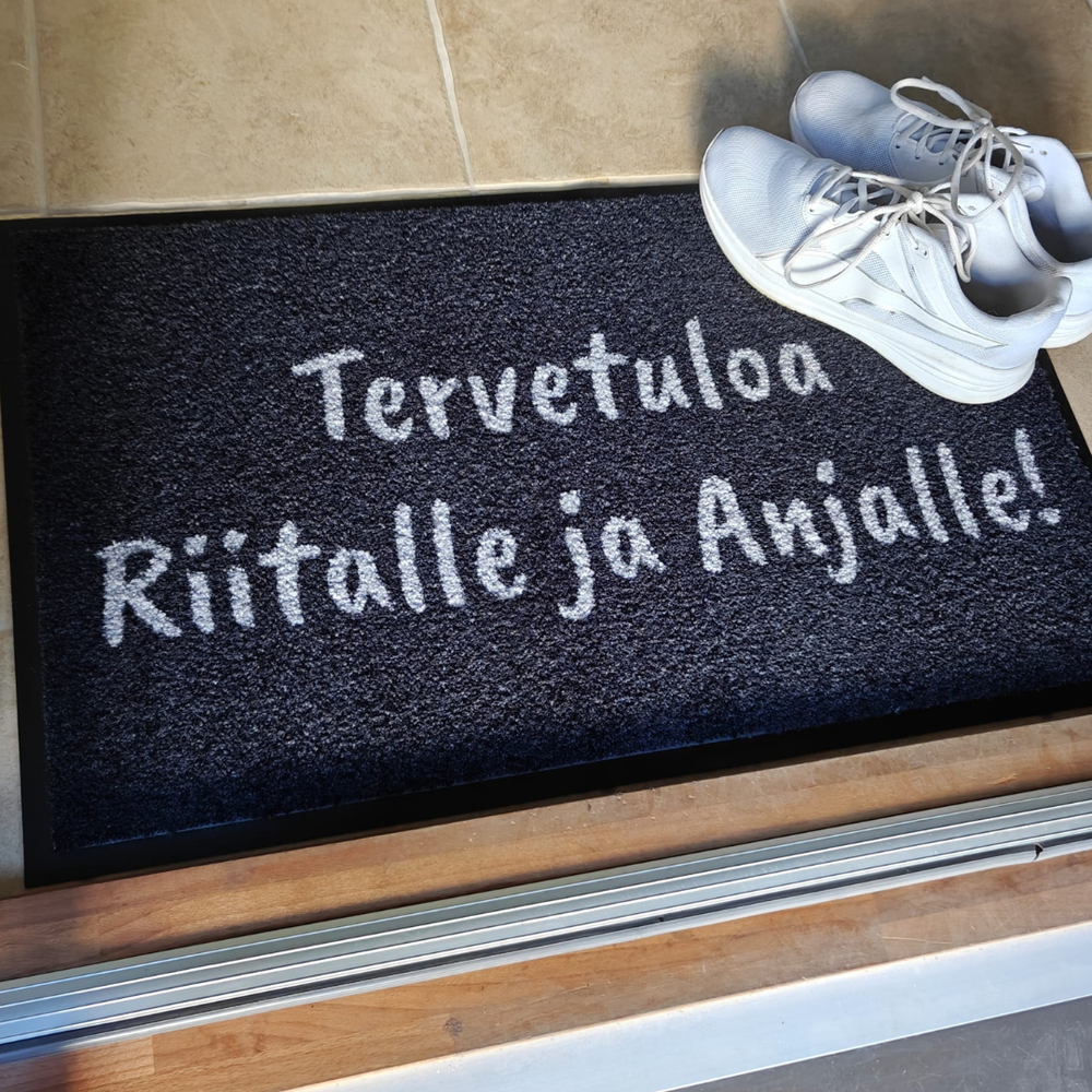 Yksivärinen matto omalla tekstillä