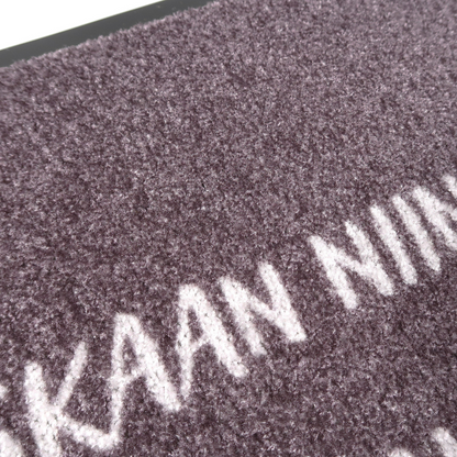 Harmaa kynnysmatto tekstillä