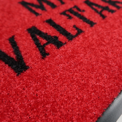 Personoitava punainen kynnysmatto omalla tekstillä